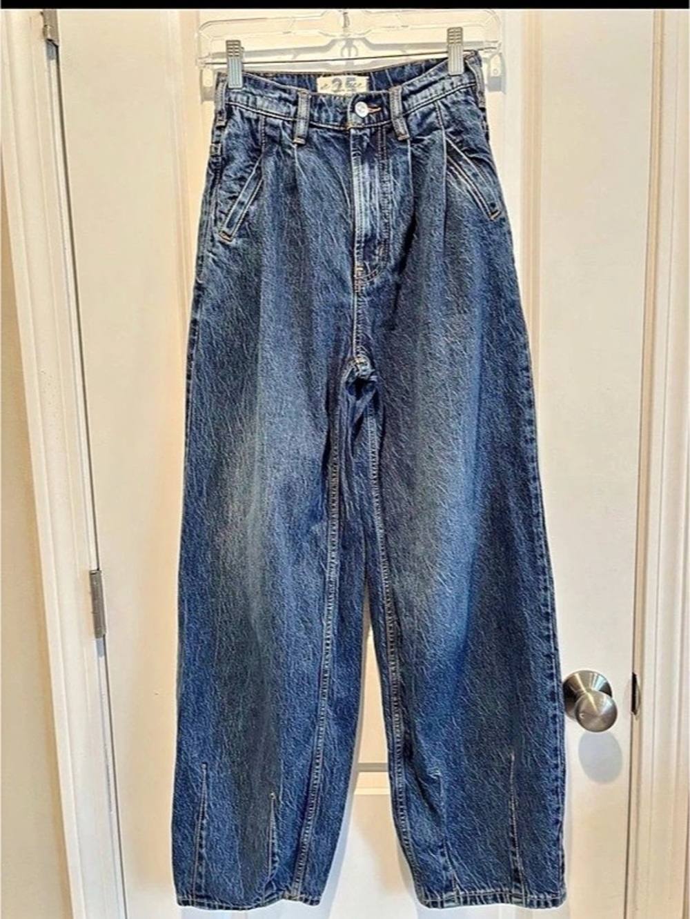 We The Free Women's Blue Boyfriend Barrel Pleated Dark Denim Jeans 25 regular